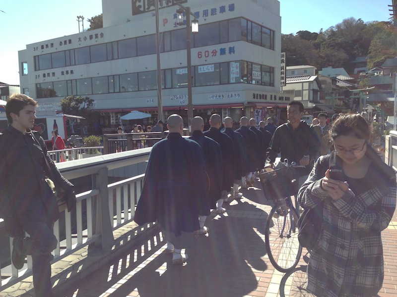 Monjes en Enoshima