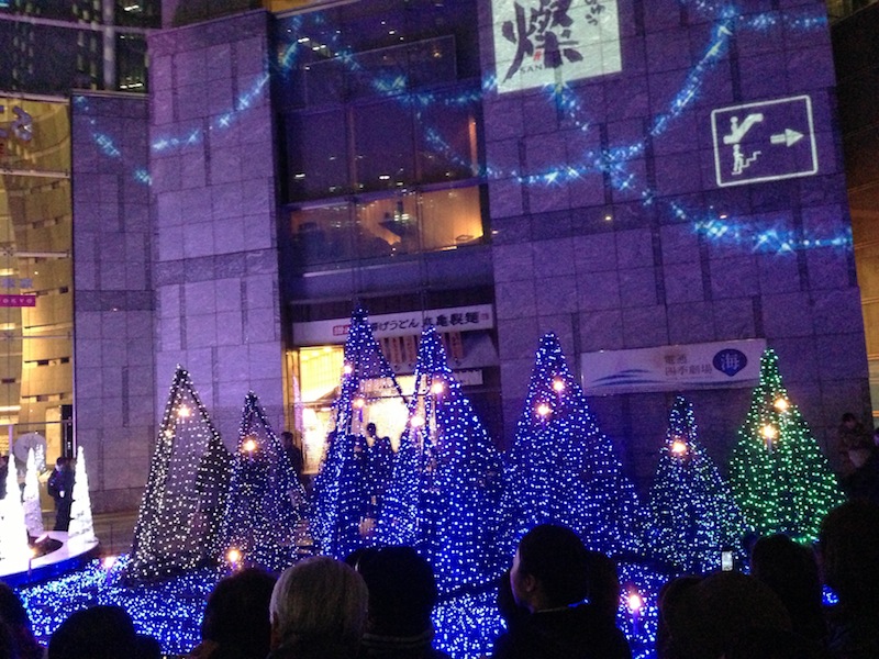 Árboles de luces azules de Navidad en Shiodome Caretta