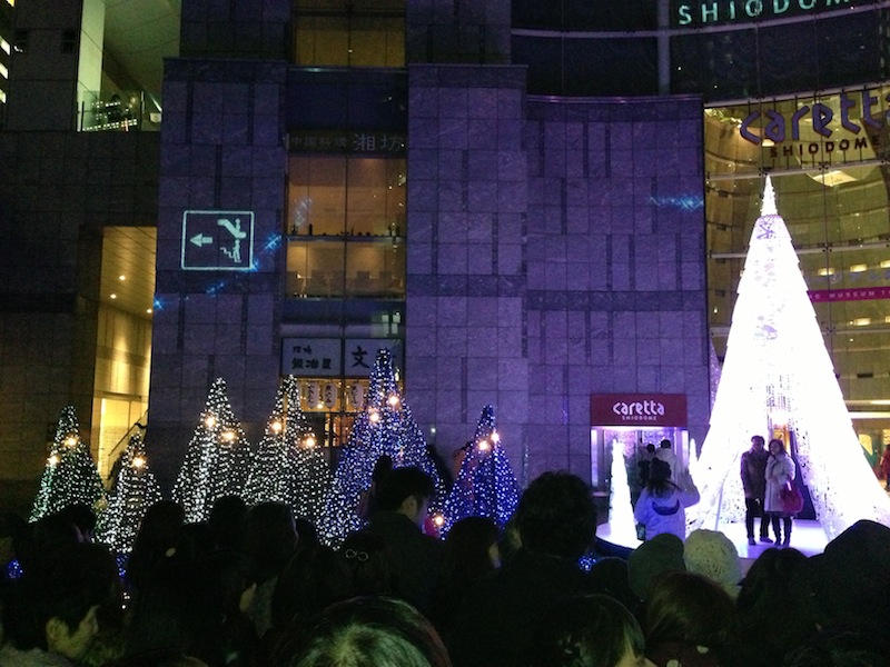 Arbol central de luz blanca de Navidad en Shiodome Caretta