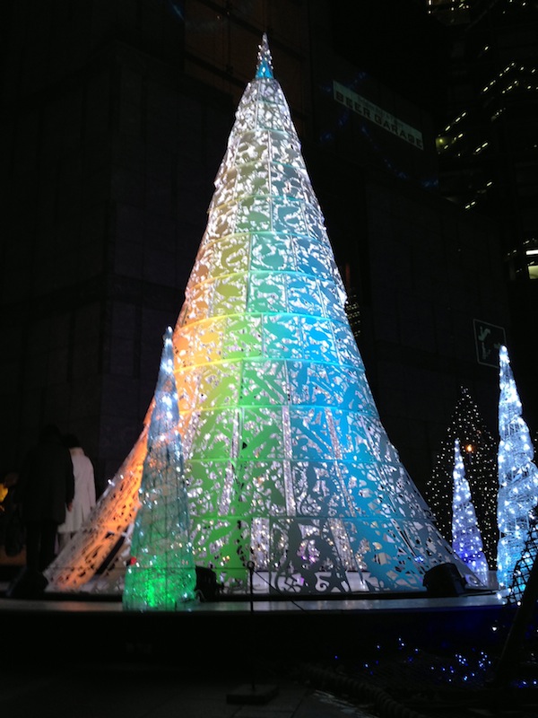 Árbol blanco con luces de Navidad en Shiodome Caretta