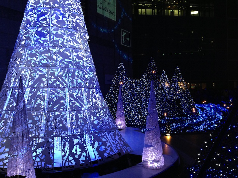 Árboles con luces de Navidad en Shiodome Caretta