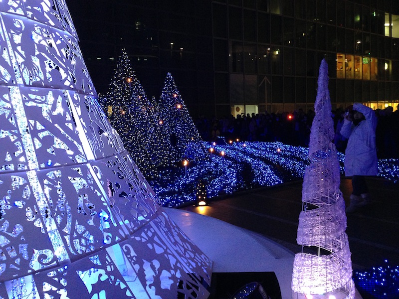 Árboles con luces de Navidad en Shiodome Caretta