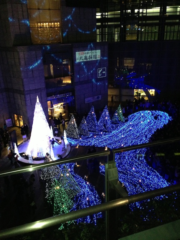 Vista panorámica de las luces de Navidad en Shiodome Caretta