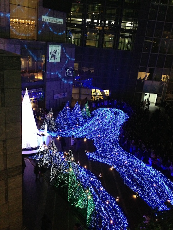 Vista panorámica de las luces de Navidad en Shiodome Caretta