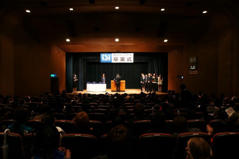 Estudiantes en la ceremonia de graduación en ISI