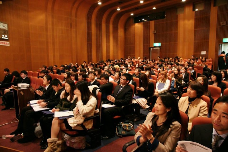 Estudiantes en la ceremonia de graduación en ISI