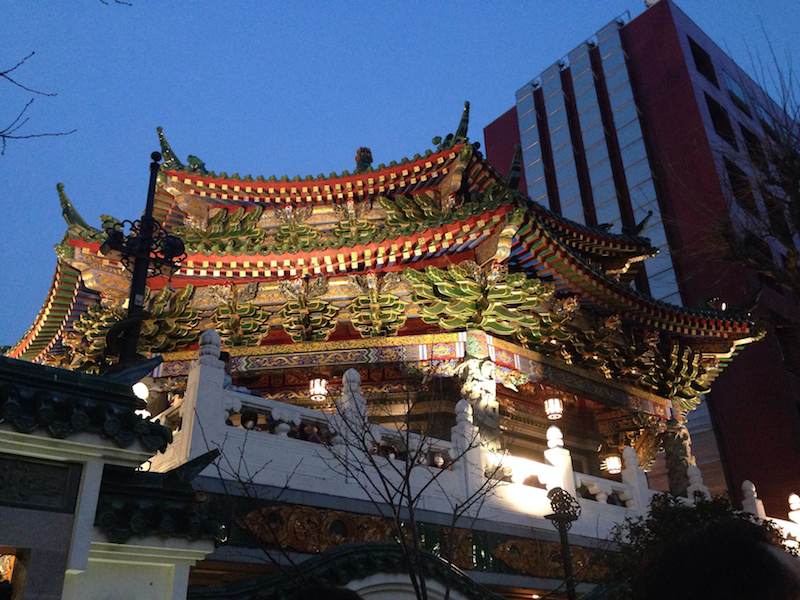 Templo del barrio chino de yokohama de noche